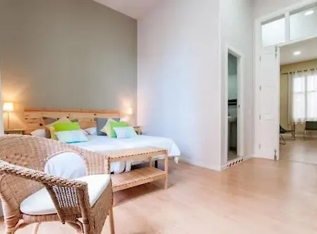 Triana 103 & Guest house *